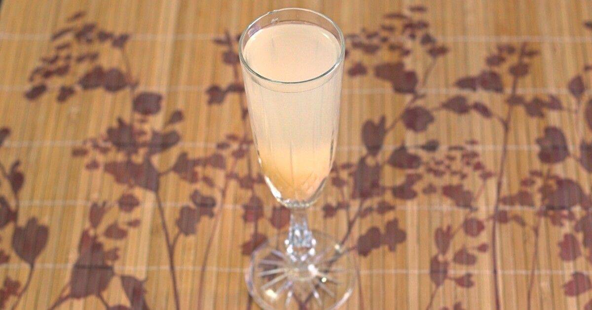 Bella Bellini cocktail in champagne flute