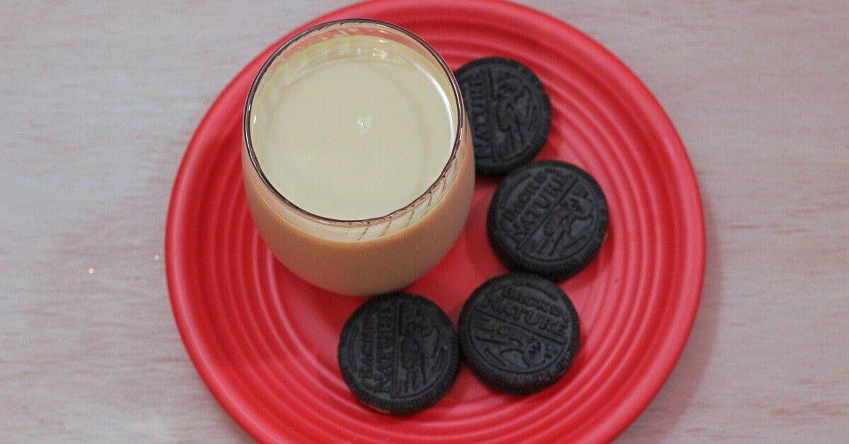 Christmas Cookie cocktail on red plate with cookies