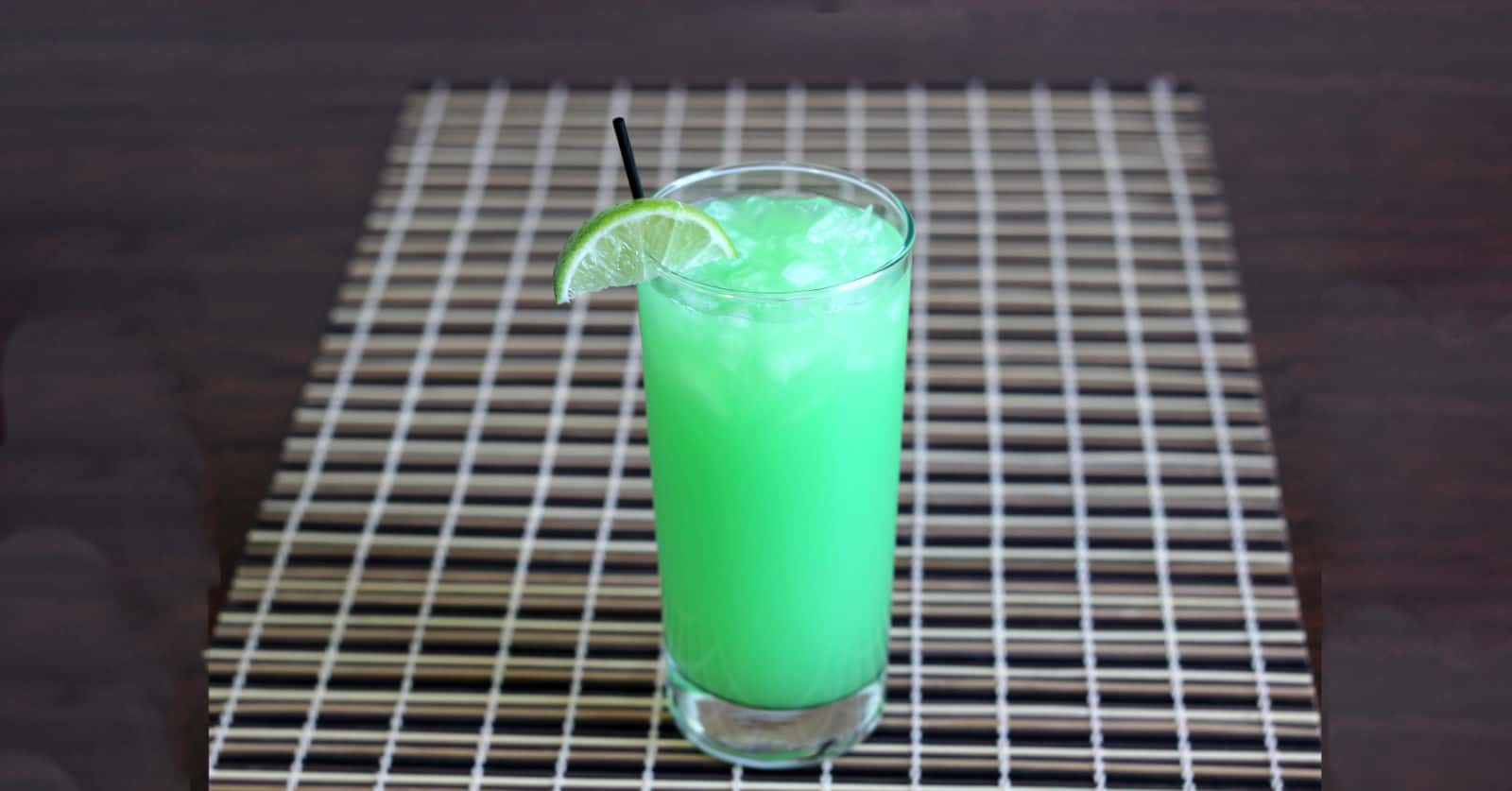 Lawnmower cocktail with lime wedge