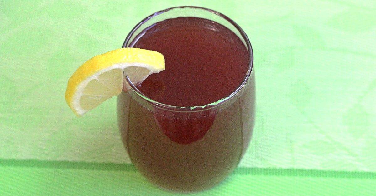 New York Sour drink with lemon slice