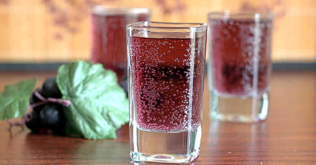 Pamoyo cocktails on table next to grapes