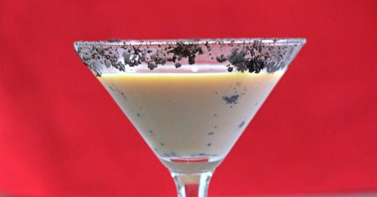 The Reindeer Tracks Martini is a delicious blend of chocolate vodka, Frangelico and creme de cacao, garnished with a chocolate cookie rim. Chocolate and a hint of hazelnut are so easy to love together.