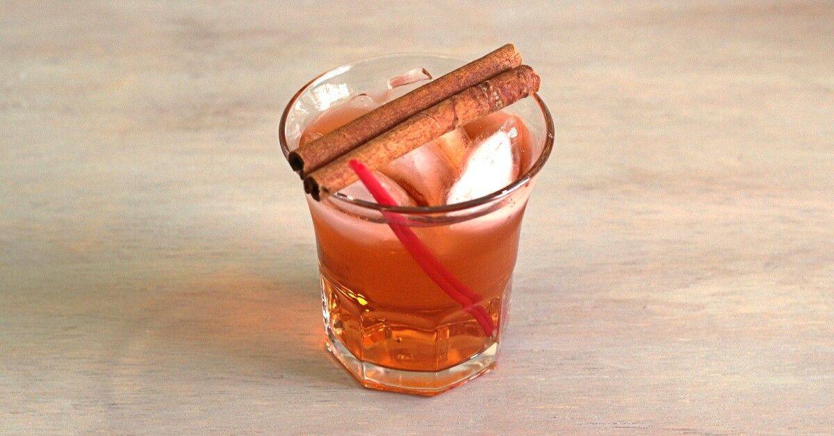 Thanksgiving Cider cocktail with cinnamon sticks